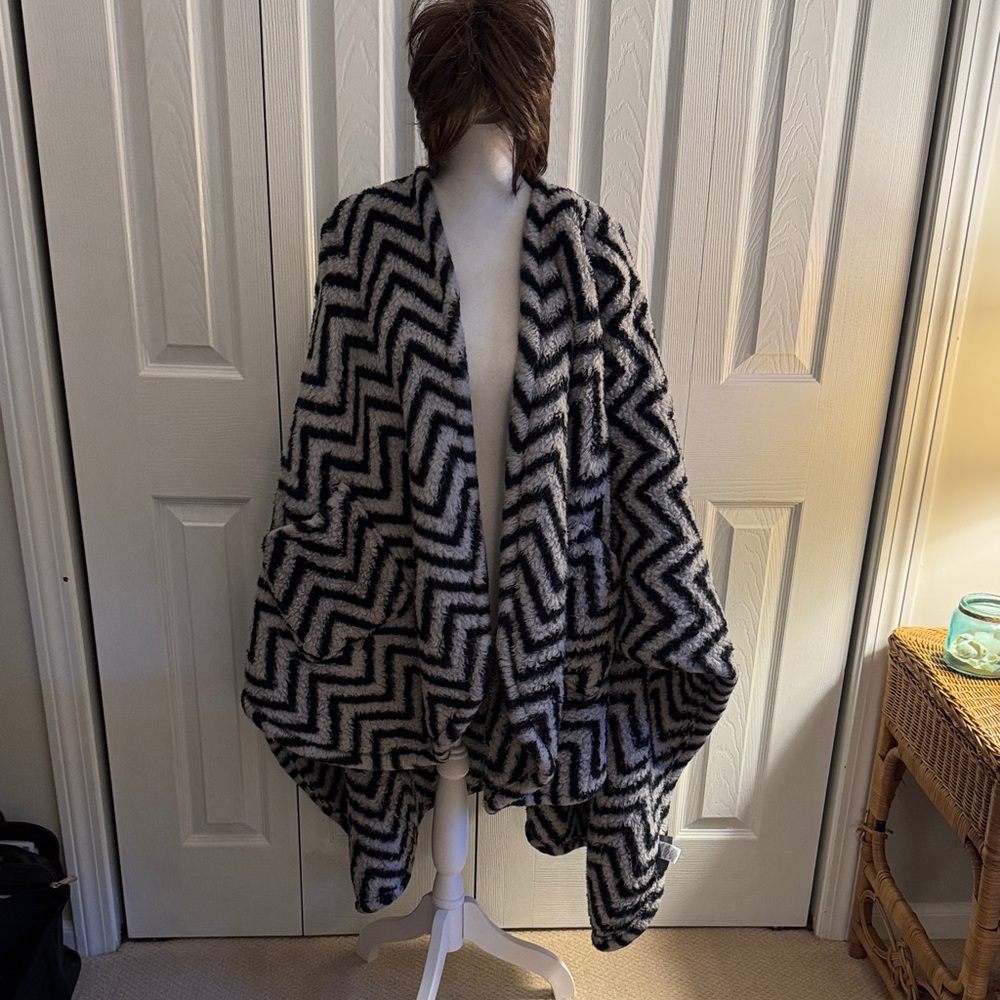 Berkshire Black and White Chevron Cape